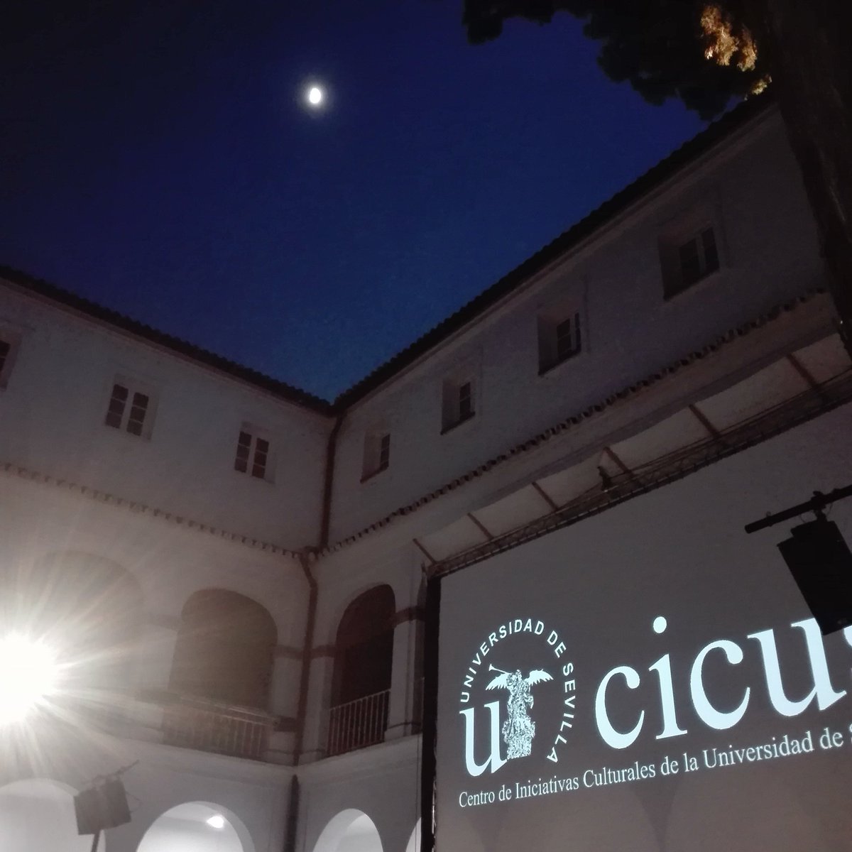 CICUS_'s tweet image. Conciertos a #21Grados bajo la luna en el patio de #CICUS @unisevilla. Hoy encuentro con raperos locales y migrantes de la mano #TheSoundProject