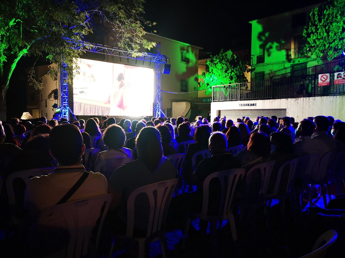 CineLAbdet's tweet photo. Lleno hasta la bandera‼️😍
Ahora sí, empieza el I Festival de Cine L'Abdet 🎬 🎥

Tenemos por delante dos noches mágicas para vivir un fin de semana cinematográfico muy especial ✨

#CineLAbdet #FestivalDeCine #FECILA #VisitConfridesLAbdet #LAbdet #Abdet https://t.co/zXHqOtjfa5