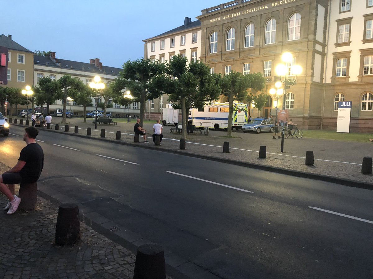 christiankibby1's tweet photo. Nach der letzten Eskalation am Unihauptgebäude feiert die Polizei dieses Wochenende selbst im Partybus. 

#UHG #DailyViewer #My5Tweets https://t.co/QYUBkl9GgZ