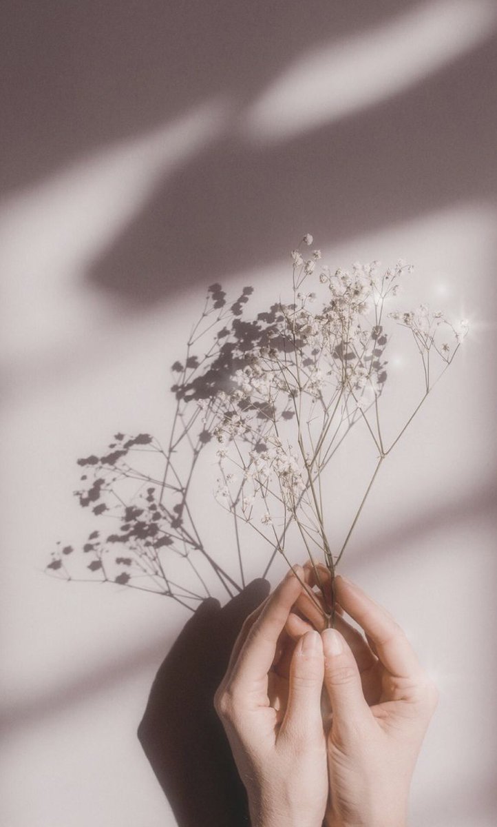 ممتنة للطيبين الذين أوقعوا بقلبي.أثراً, يروى بالدعوات والذكر الحسن , ممتنة لمن حل فأمطر"￼🕊