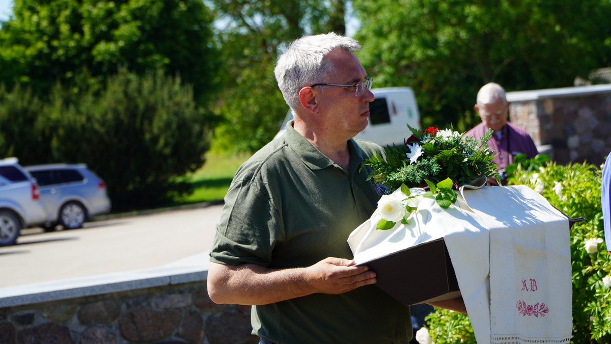 AlksneR's tweet image. Artūra cīņu biedrs izstāstīja, ka 05.01.45. ap 16.00 viņi paņēma gūstā krievu pavāru ar visu putras katlu un amerikāņu konserviem. Kārtīgi paēduši, bijuši līksmi. Nākamajā dienā Artūrs gāja bojā uzlidojumā. Zvaigžņu dienā, savā dzimšanas dienā.