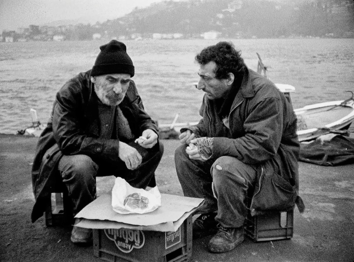 Suattozkan's tweet photo. "Soğuk olan hava değil mahsun. İnsanlar soğuk. Hayat çok soğuk. Keşke bu kadar soğuk olmasaydı da dünya, sen de bu kadar üşümeseydin.."

🎬Tabutta Rövaşata / Derviş Zaim https://t.co/0VrKN3VWHE