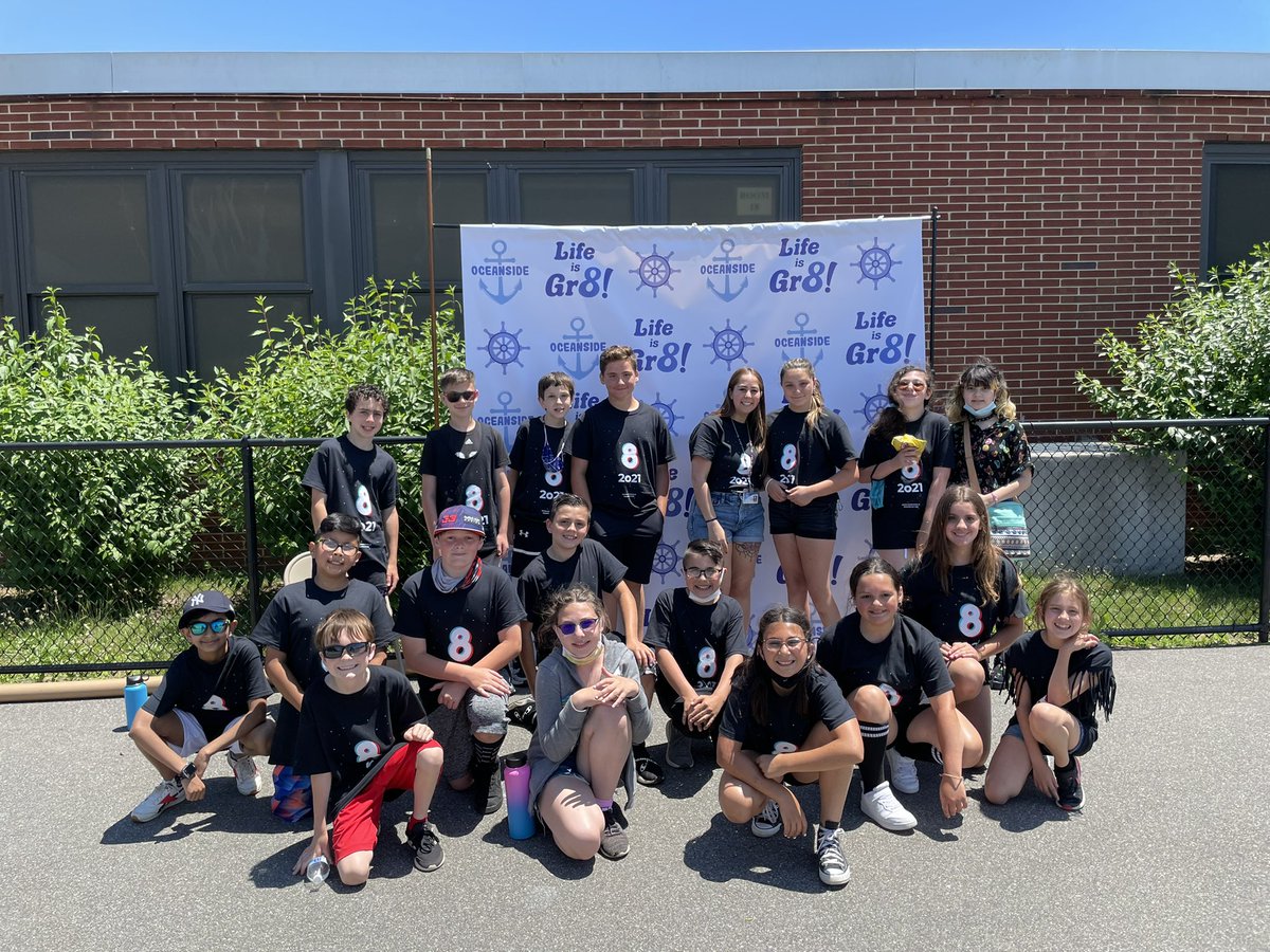 KailaLevitt's tweet photo. Some photos from an amazing day! Happy 6th grade day friends! I’m seriously going to miss all my students! https://t.co/s7b3Ys5p89