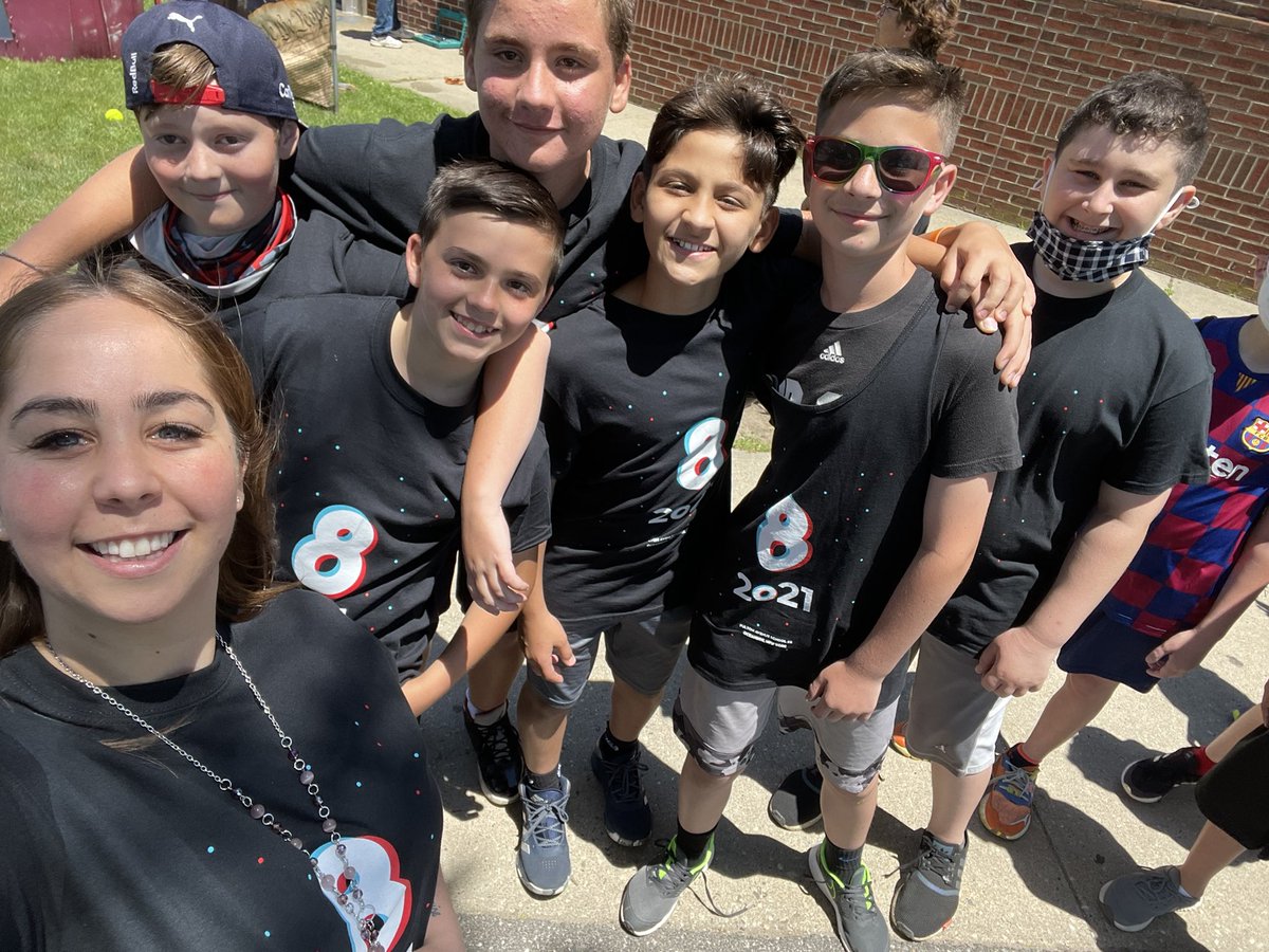 KailaLevitt's tweet photo. Some photos from an amazing day! Happy 6th grade day friends! I’m seriously going to miss all my students! https://t.co/s7b3Ys5p89