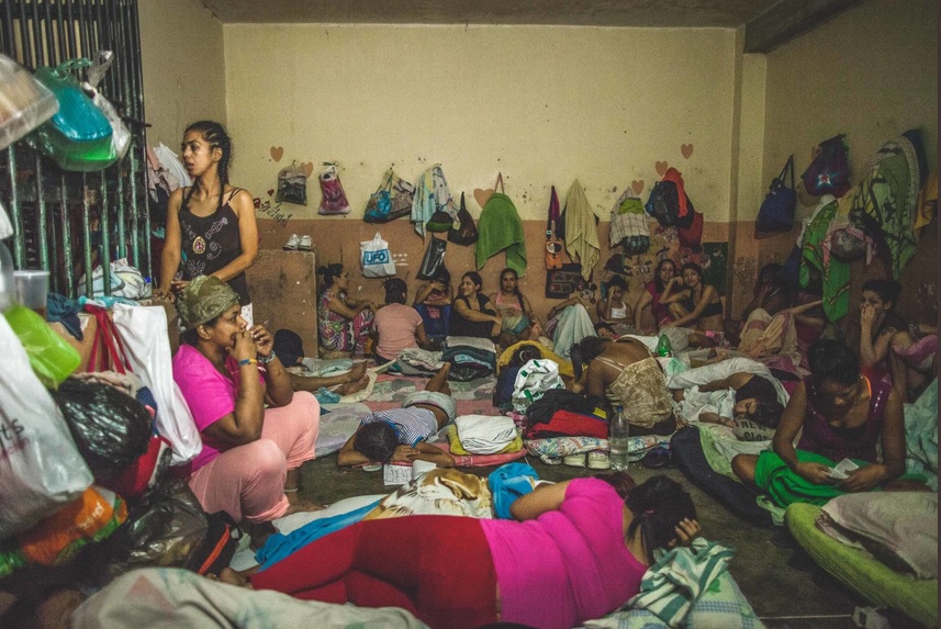 BajoLaLupaInfo's tweet photo. Informe @oveprisiones refleja hacinamiento de 101.3%, en las cárceles de #Venezuela. 
70% de las reclusas que entrevistaron sobreviven en condiciones insalubres por falta de: Agua, escasez de alimentos, toallas sanitarias. Sufren vejaciones y hasta abuso sexual. 
#18Jun👇 https://t.co/bWpJ2DaGfH