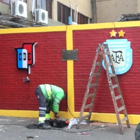 Asi esta quedando la antesala del ingreso al Estadio España con los escudos de <a href="/CDEspanol/">Deportivo Español</a> y <a href="/afa/">AFA</a> luminosos