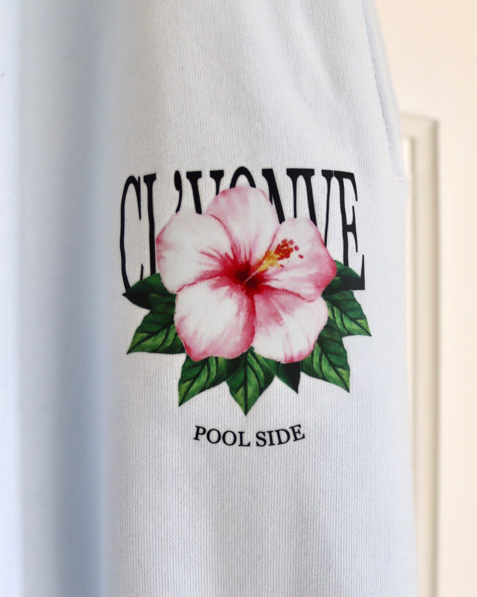 Close up 👀🌺 #clvonve #poolside