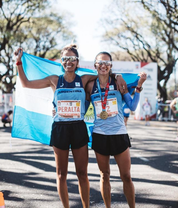 bamaraton's tweet photo. #FinisherFriday @mariaolimpica &amp; @marielaortizok en el Maratón Internacional de Buenos Aires 🔙🇦🇷

#runnersargentina #instagramlive #runningmotivation #bamaraton https://t.co/SCDdkSk0Dz