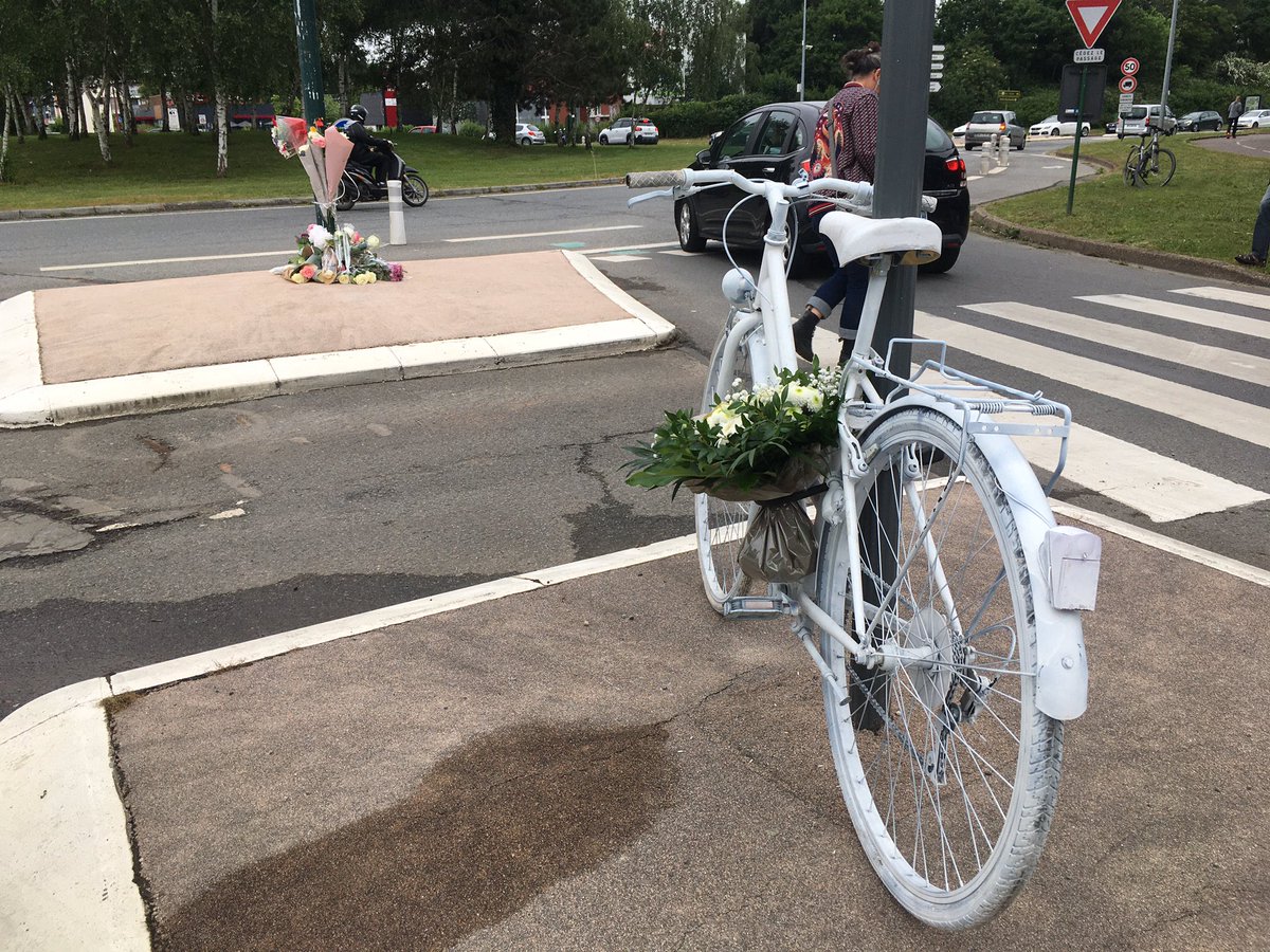 VeloBzh's tweet photo. @france3Bretagne Le vélo blanc est en place au rond-point du Taillis à Cesson-Sévigné
Énormément de tristesse et d’émotion parmi les 200 pers. venues se recueillir avec les proches de la victime
Les nouvelles préconisations Cerema devraient vite s’implanter sur les giratoires pour sauver des vies https://t.co/sBzhyOOmvK