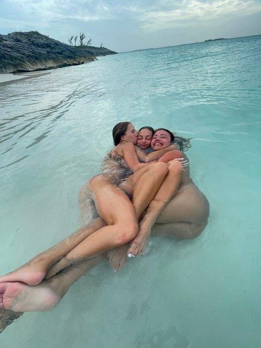 Well here's my new favorite photo 😭😭 my affectionate ass is in heaven and I'm in the ocean what could