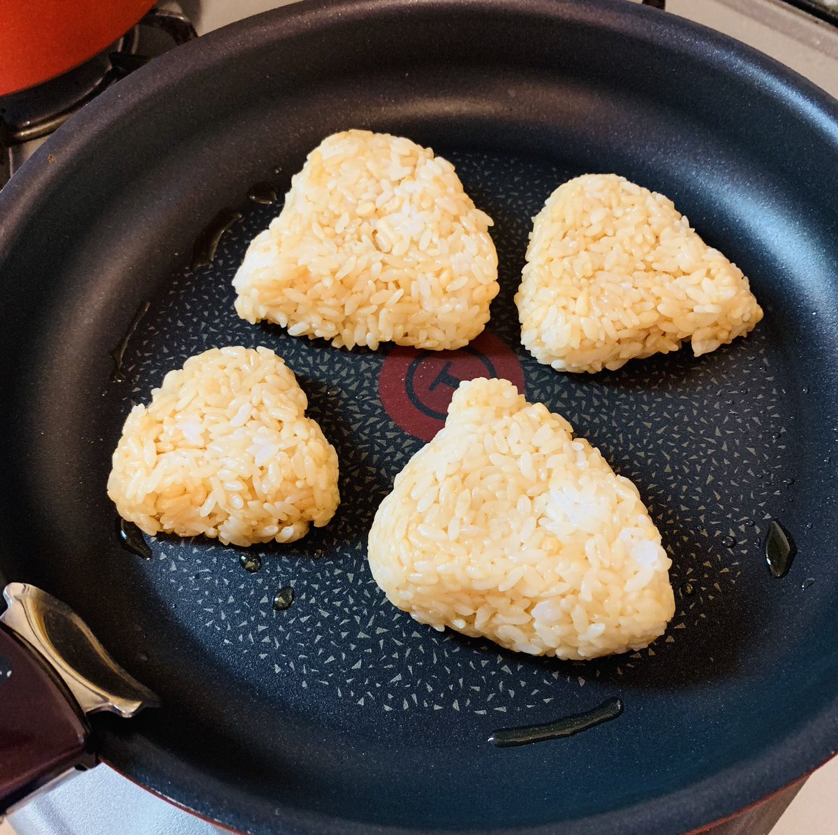 朝飯に焼きおにぎり作った うめー 揚げ玉入れたせいで途中で1つボロボロに やどけろ Skeb募集中のイラスト