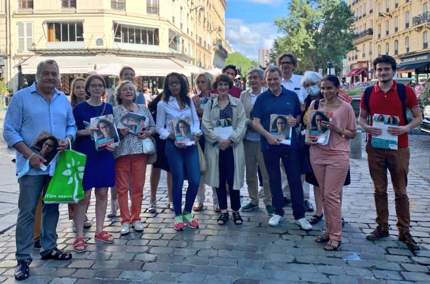 BeatriceMarre's tweet photo. Dernière distribution avec @AudreyPulvar dans le 5e arrondissement pour inciter les Parisiens et les Parisiennes a voter @idf_encommun dimanche !
Ensemble nous pouvons faire de la région IDF une région plus écologique et solidaire 🌹🍀
#AvecPulvar #regionales2021 https://t.co/ToVXtAyyMu
