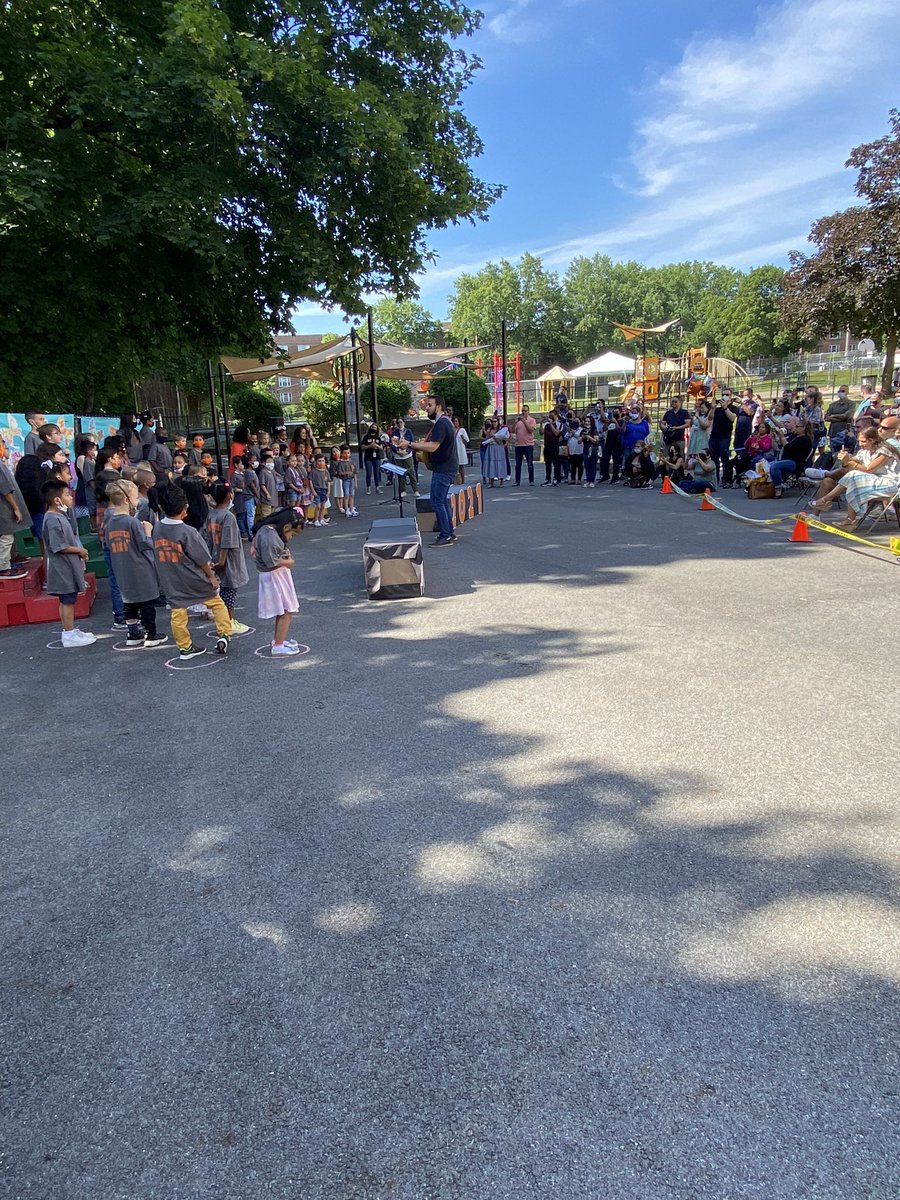 RobJanowitz_AP's tweet photo. What screams excitement, KINDERGARTEN moving up!!! What a picture perfect day for a moving up concert. Congratulations to all our @MAS_WP Tigers. 🐯🐯🐯@MAS_PTA @DrJosephRicca @wplainsschools @RSpedafino #movingup #classof2026 #MASspirit #proudprincipal #MASnation #WPProud https://t.co/d8YLT8J9WU