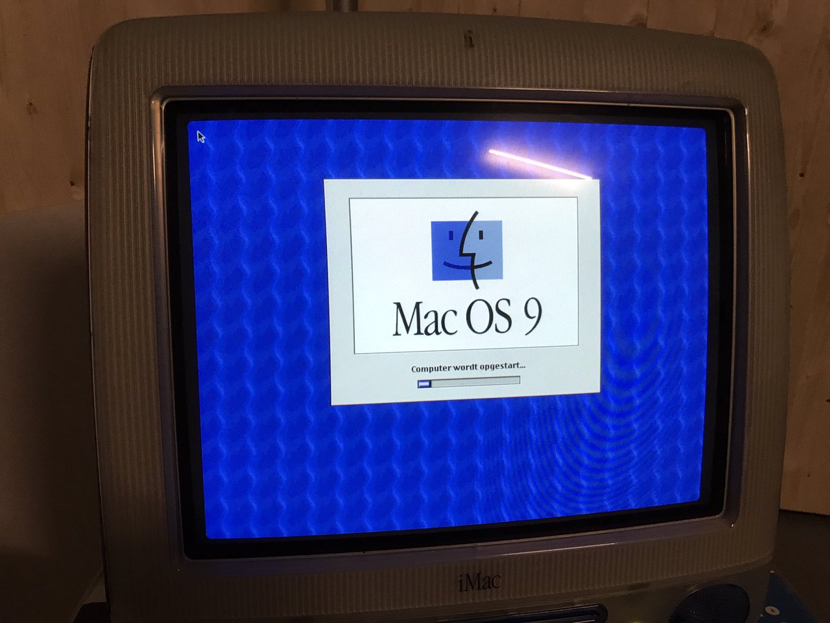 BerniePutters's tweet photo. Hij start gewoon op, hoor, deze iMac G3. Na vele, vele, vele jaren op diverse zolders… #bondiblue https://t.co/hw1qeDyQpC