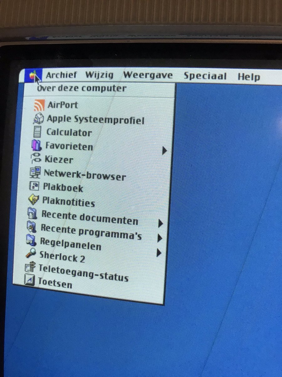 BerniePutters's tweet photo. Hij start gewoon op, hoor, deze iMac G3. Na vele, vele, vele jaren op diverse zolders… #bondiblue https://t.co/hw1qeDyQpC