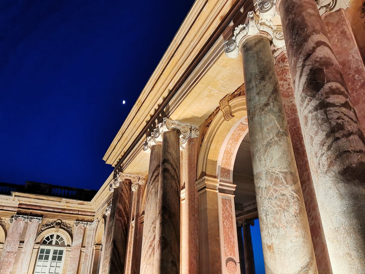 Soirée privilège au Grand Trianon pour un concert barroque de 1686 avec la fabuleuse soprano Emmanuelle de Negri et le plus beau feu d'artifice que j'ai vu de ma vie en raison du point de vue dingue, le centre du péristyle du Grand Trianon.
#Versailles