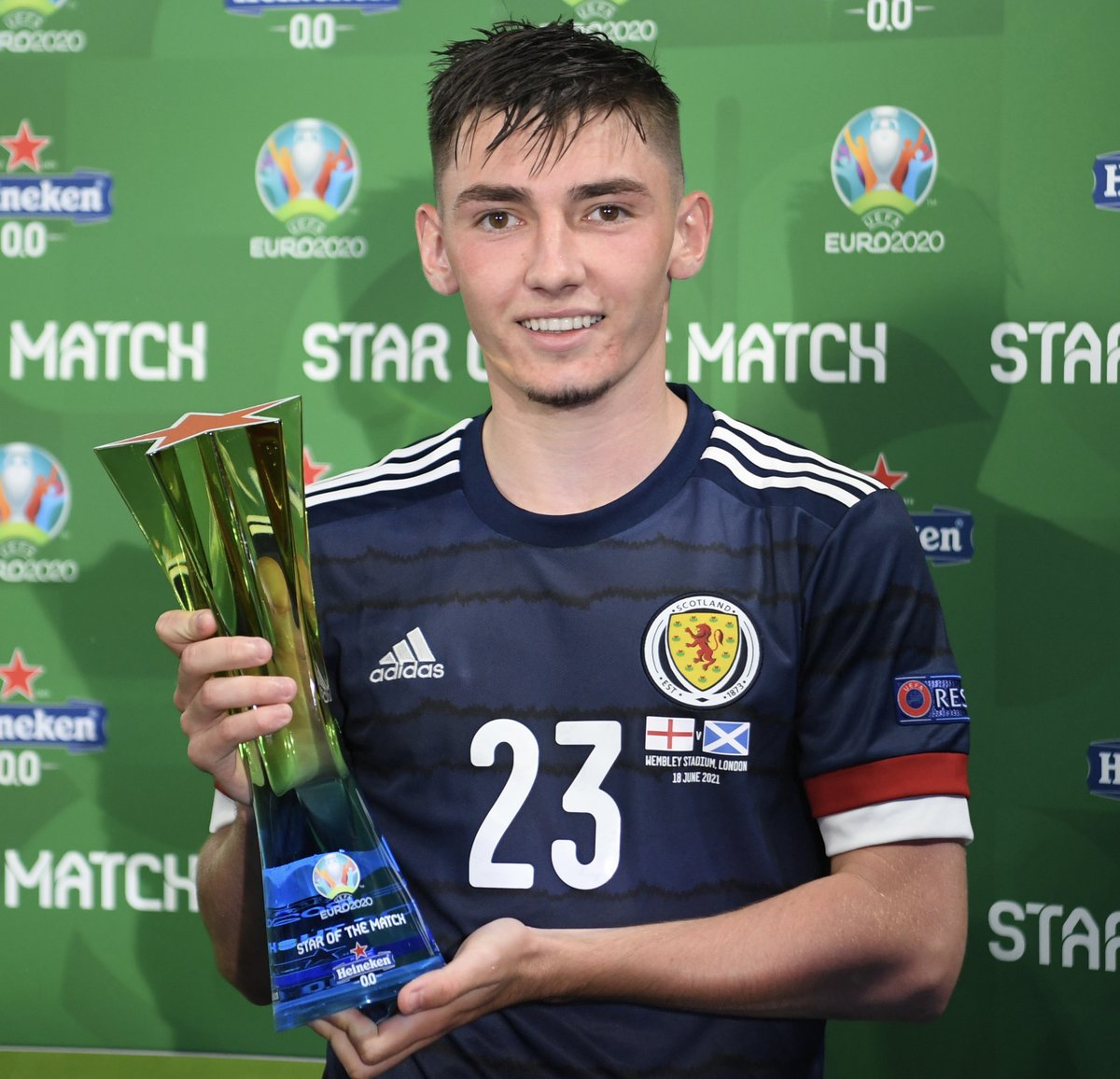 STAR OF THE MATCH ⭐

Scotland's Billy Gilmour with the trophy after his FIRST ever European Championships appearance 👏👏👏

#ENGSCO #EURO2020

mirror.co.uk/sport/football…