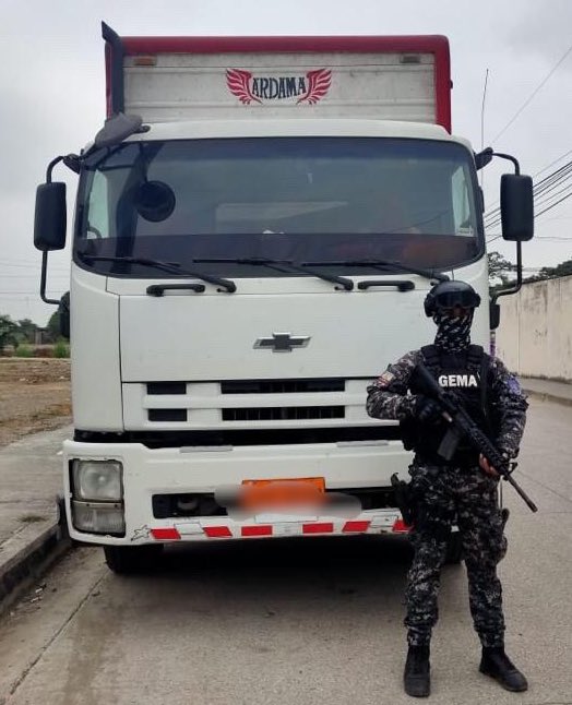 PoliciaEcuador's tweet photo. DELITO FLAGRANTE 🚨

Aprehendimos a un ciudadano, presunto responsable del delito de robo de un vehículo (camión), en Salitre #Guayas. 

#EcuadorTerritorioDePaz 
#GEMA https://t.co/tTOo5lgePo