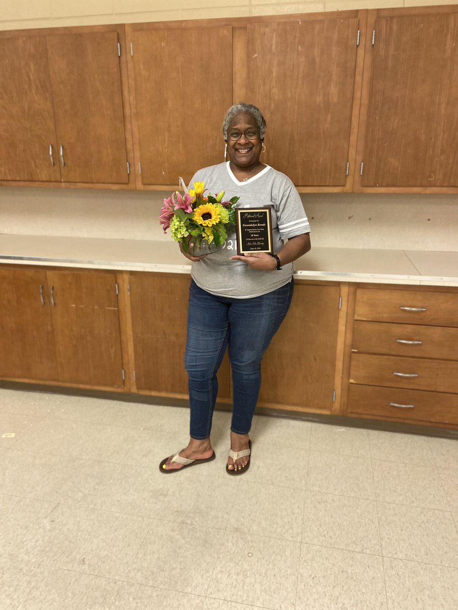 RamonicaD's tweet photo. Look who decided to retire over summer break!! Thank you Ms. Bonds for 30 years of service with JMCSS! We appreciate your leadership and hard work over the years at Andrew Jackson! You will truly be missed! 🥰#HappyRetirement https://t.co/wXQGhq18iH