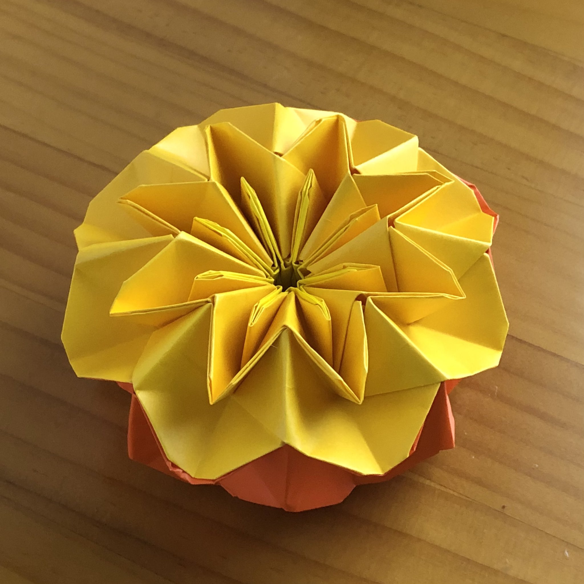 辻本京子 工房kokko 粘土 折り紙 ペーパークラフト その他 折り紙で作る花の万華鏡をマリーゴールド風に作ってみました くるくる回すと色が変化します 7 5cm 7 5cmの折り紙を使用したので出来上がりサイズは直径約9 5cmになりました 折り紙万華鏡