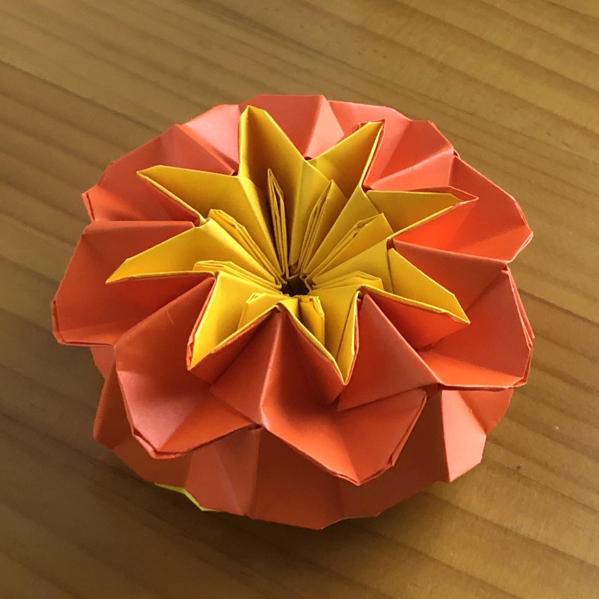 辻本京子 工房kokko 粘土 折り紙 ペーパークラフト その他 折り紙で作る花の万華鏡をマリーゴールド風に作ってみました くるくる回すと色が変化します 7 5cm 7 5cmの折り紙を使用したので出来上がりサイズは直径約9 5cmになりました 折り紙万華鏡