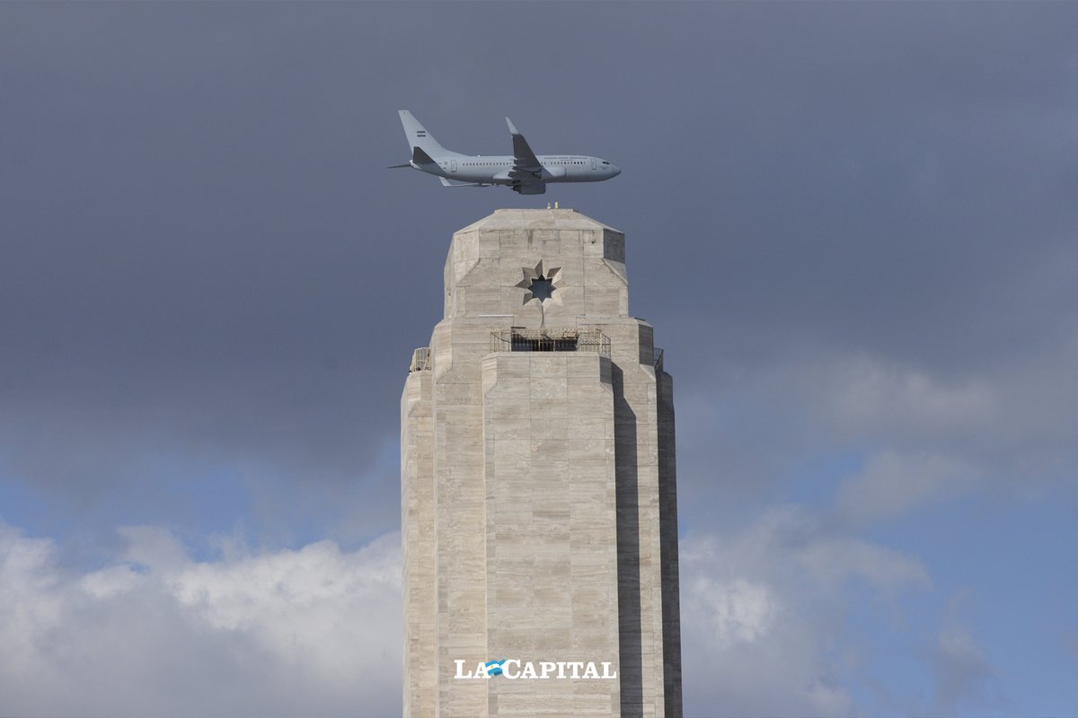 lacapital's tweet photo. Imponente ensayo aéreo en Rosario. 
El reportero gráfico Leonardo Vincenti captó los vuelos previos al desfile aéreo que se realizará el domingo por el Día de la Bandera https://t.co/KvCWXwuSdb