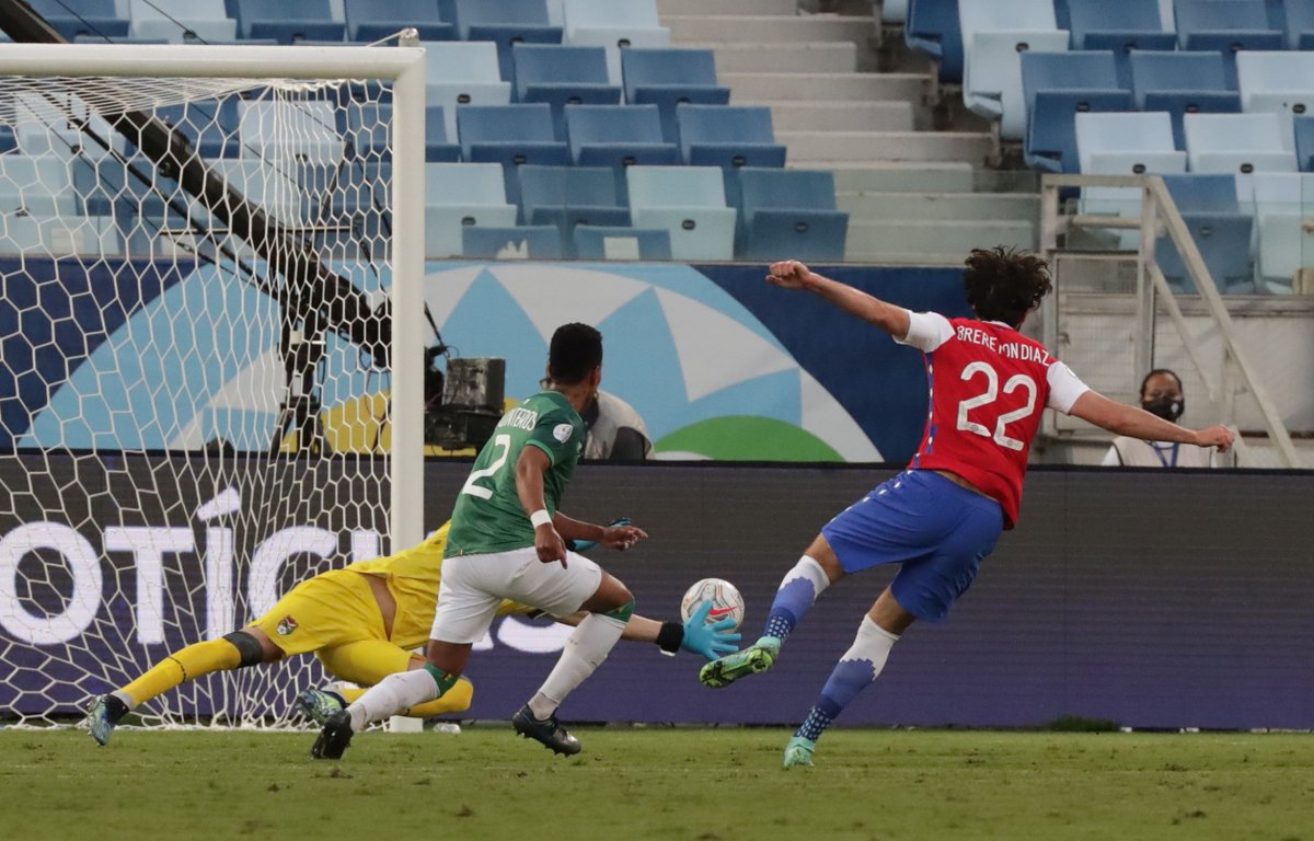 CopaAmerica's tweet photo. #CopaAmérica 🏆

⚽👏🏻 The ball broke free, @benbreo cut inside and fired it into the bottom corner.

🇨🇱 @LaRoja's new Stoke-born striking hero! 

#RockingTheContinent #VibraElContinente https://t.co/znsOdRdK0Q