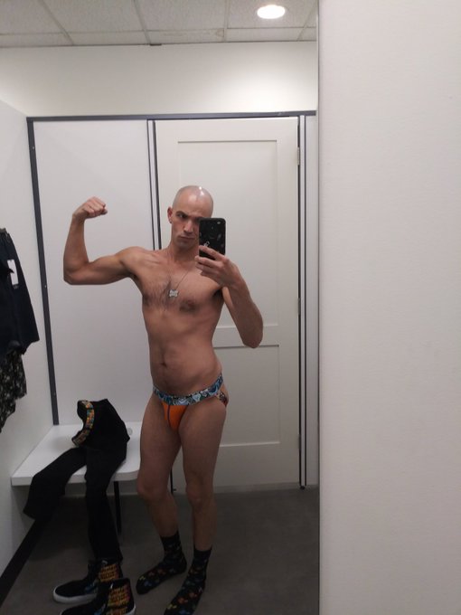 1 pic. Shopping... Had to take some selfies. Lol 
#gay #gaypup https://t.co/C3QQkDtkEt