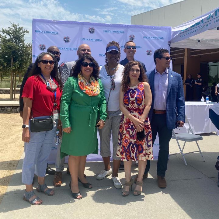 lacountyparks's tweet photo. Supervisor @HollyJMitchell hosted the first annual Juneteenth Celebration & Resource Fair at #EarvinMagicJohnsonPark today. ๐ณโ๏ธ This was a FREE community event honoring the history of Juneteenth by providing vital community resources and services, music, food, fun and much more! https://t.co/rLg8TceQ3O