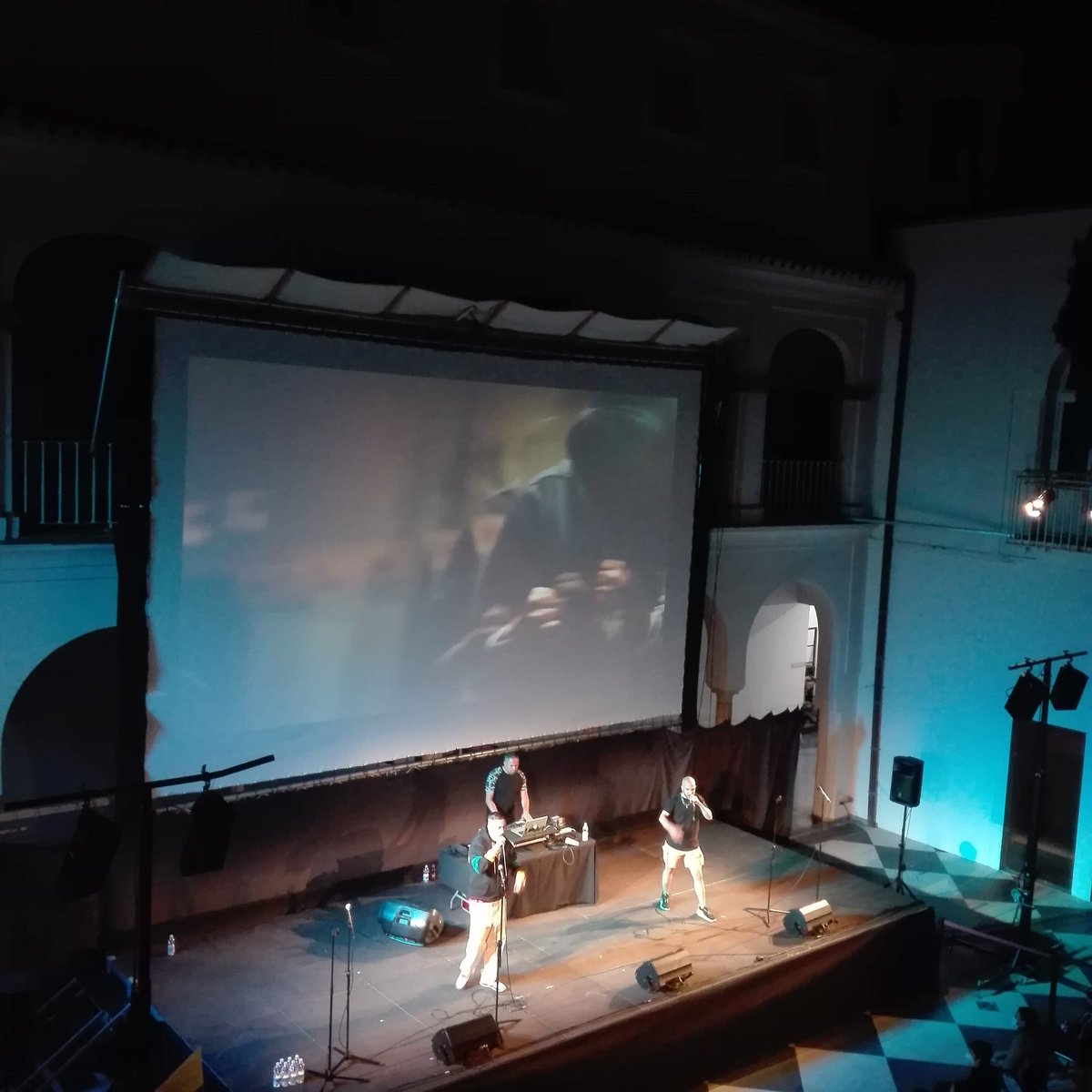 CICUS_'s tweet photo. El argelino #Fugi, @wane_amar desde Senegal y los sevillanos #Semprol, #Polako y #OfeE completan un programa de #hiphop transfronterizo y multilingüe. Noches a #21Grados Patio de #CICUS @unisevilla https://t.co/WbYtZVvtUH
