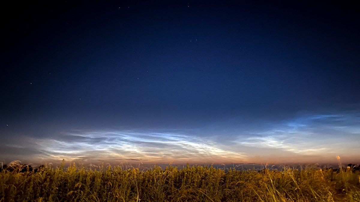 Daar zijn ze weer… de lichtende nachtwolken! #lichtendenachtwolken #noctilucentclouds