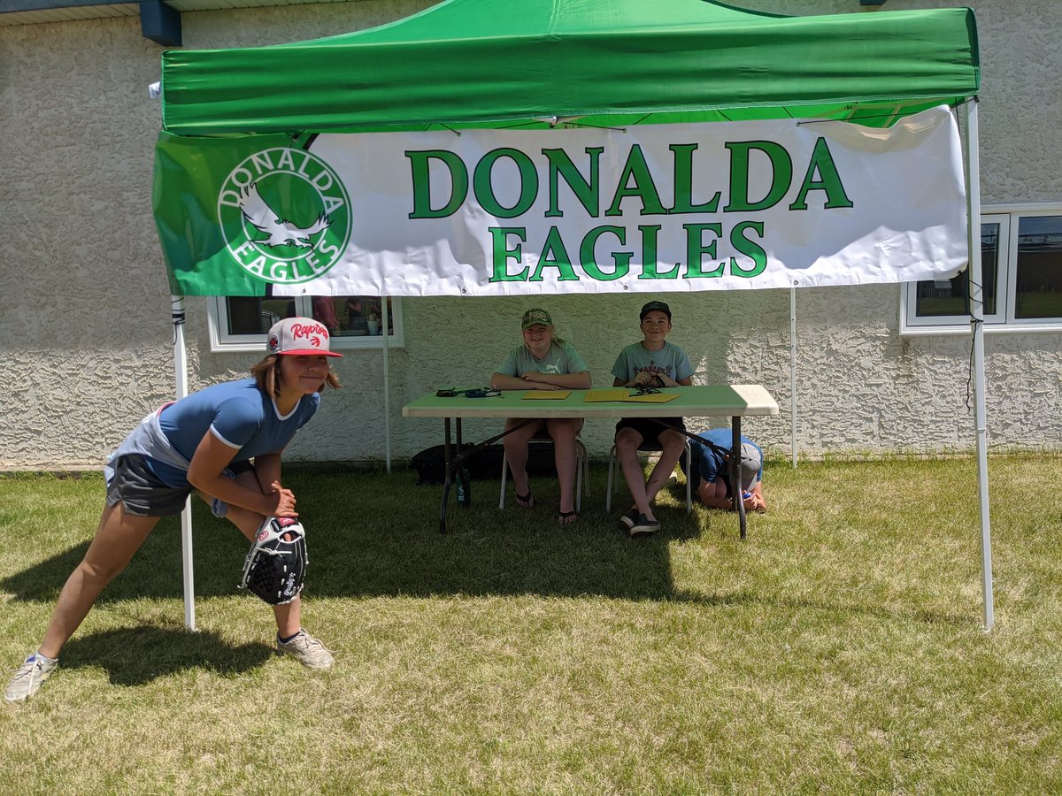 siemens_jb's tweet photo. It was a perfect day for a Field Day at #donsch for K-6! Big shout to the Jr high's for running the events! #csd71 https://t.co/4vRs0gq1Hv