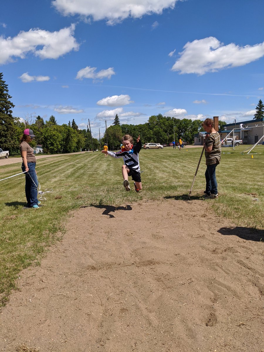 siemens_jb's tweet photo. It was a perfect day for a Field Day at #donsch for K-6! Big shout to the Jr high's for running the events! #csd71 https://t.co/4vRs0gq1Hv