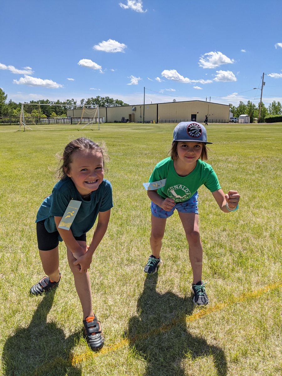 siemens_jb's tweet photo. It was a perfect day for a Field Day at #donsch for K-6! Big shout to the Jr high's for running the events! #csd71 https://t.co/4vRs0gq1Hv