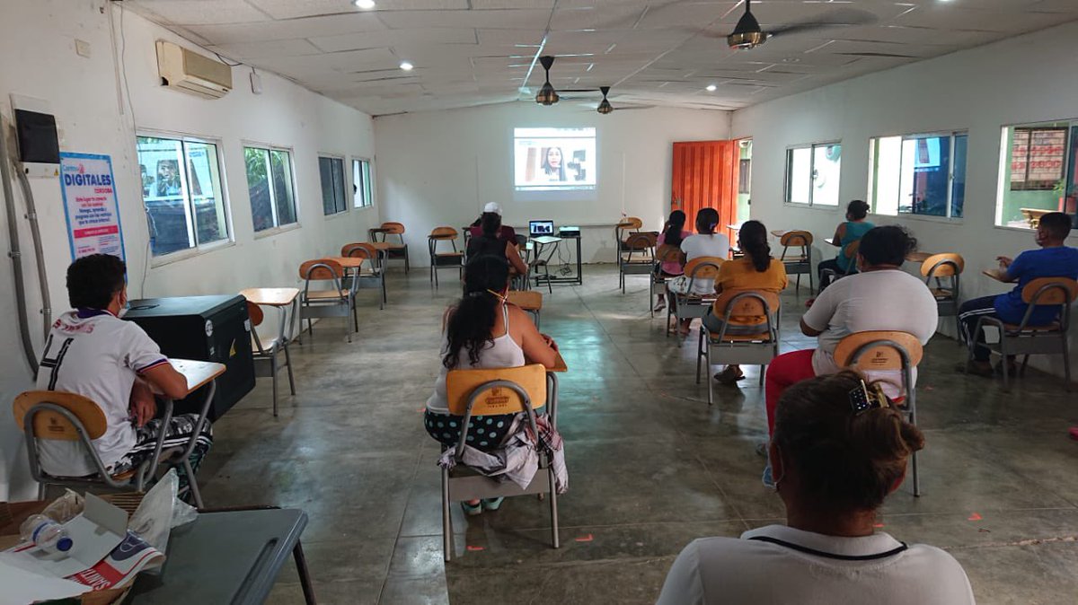 karenabudi's tweet photo. ¡Realizamos el primer encuentro virtual, con más de 4.000 familias conectadas en los 682 #ColegiosConInternetGratis instalados! Rectores, padres, estudiantes y la comunidad son la razón por la que trabajamos incansablemente. ¡Entregamos todo para que cuenten con oportunidades! https://t.co/JTQsGhUU3Q