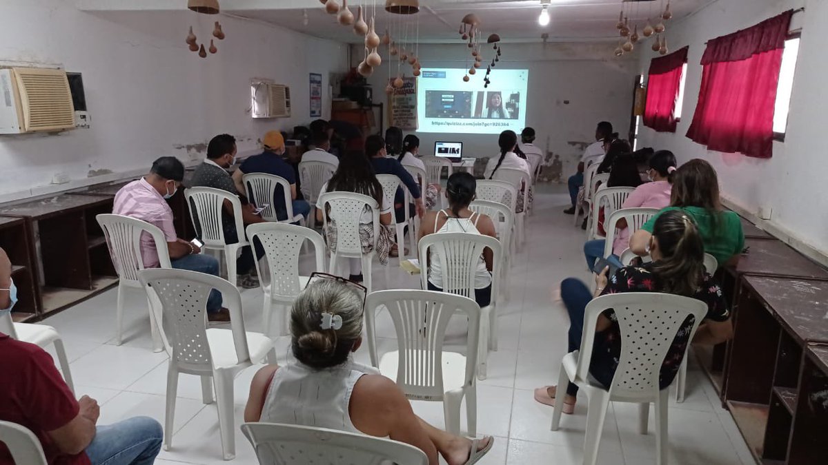 karenabudi's tweet photo. ¡Realizamos el primer encuentro virtual, con más de 4.000 familias conectadas en los 682 #ColegiosConInternetGratis instalados! Rectores, padres, estudiantes y la comunidad son la razón por la que trabajamos incansablemente. ¡Entregamos todo para que cuenten con oportunidades! https://t.co/JTQsGhUU3Q