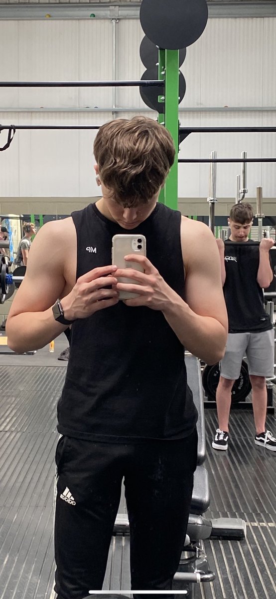brandonmurphhy's tweet image. 2 photos 
4 weeks apart 
Around 5kg up since gyms reopened 🙃