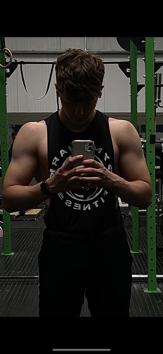 brandonmurphhy's tweet image. 2 photos 
4 weeks apart 
Around 5kg up since gyms reopened 🙃