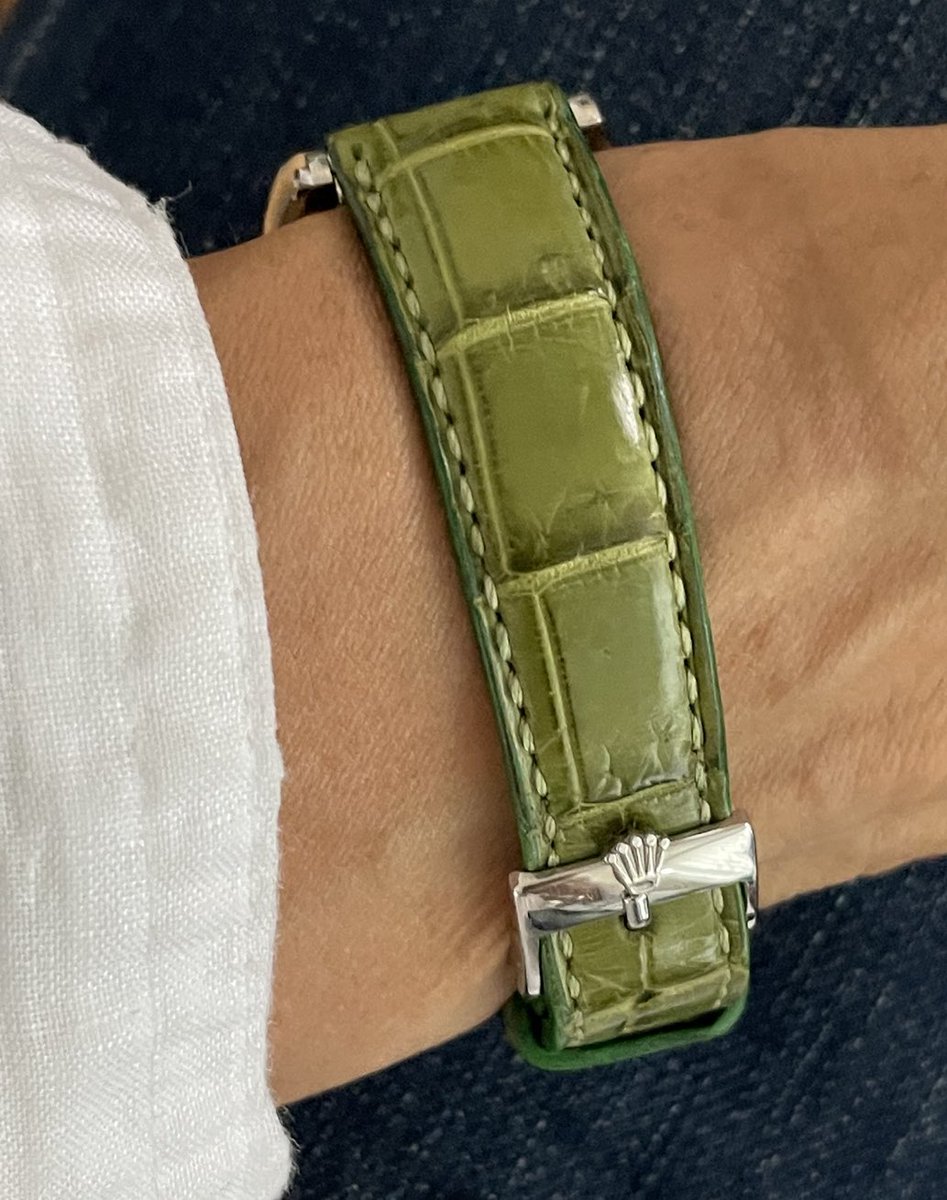 xsO3OrwmhjDFlXJ's tweet photo. 1942年製 ロレックスバイセロイ ロゴも薄くなってるけど味わい深いユニークダイヤルとブルーススチール針がいい!松下庵でオーダーしたバンブーカラーのクロコダイルストラップもベストマッチだと思う。
#vintagerolex #uniquedial #matsushita_an https://t.co/Kf29ldGnpg