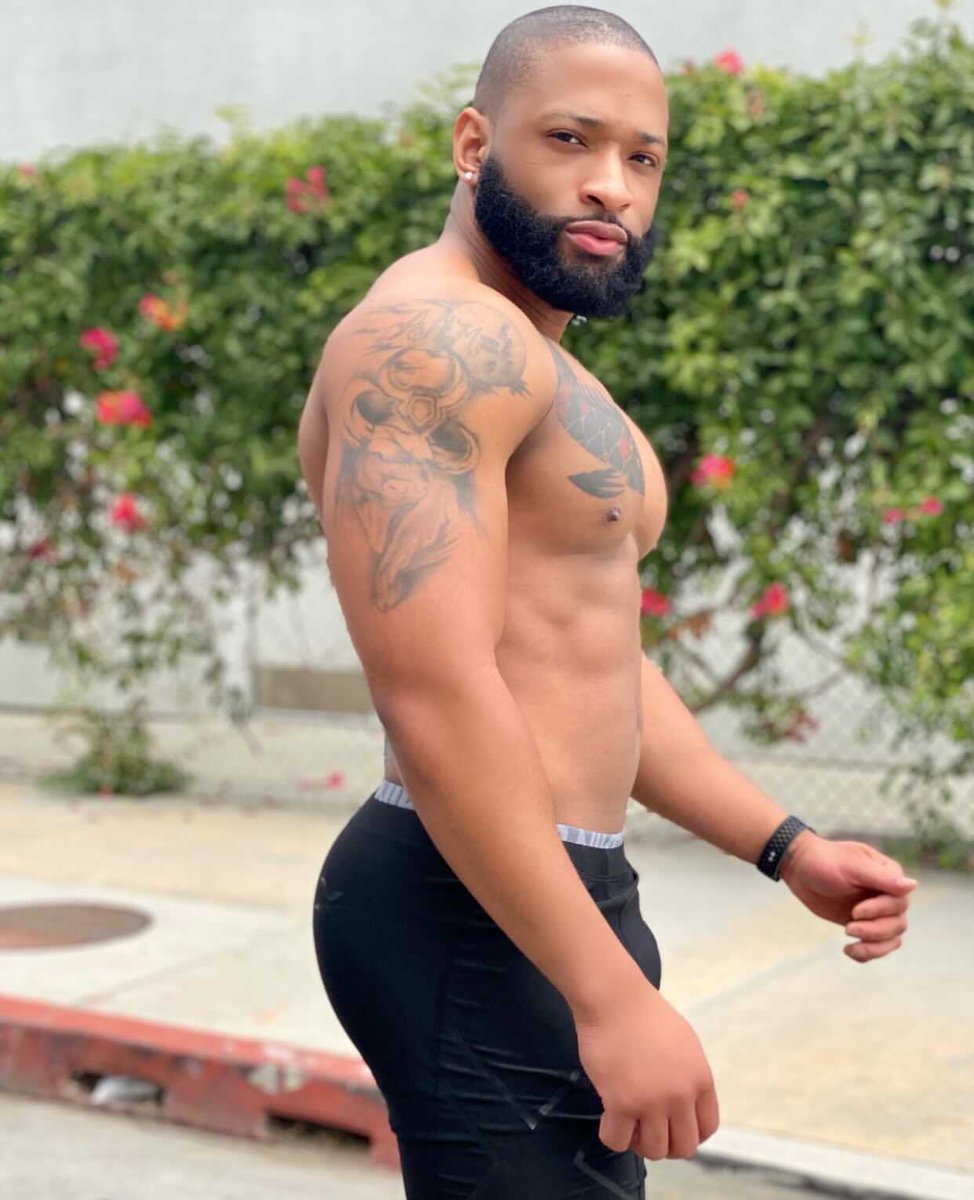 Beard_Con's tweet photo. Whew!! It’s the body for me! 😍😍 https://t.co/QIB4slQbjg