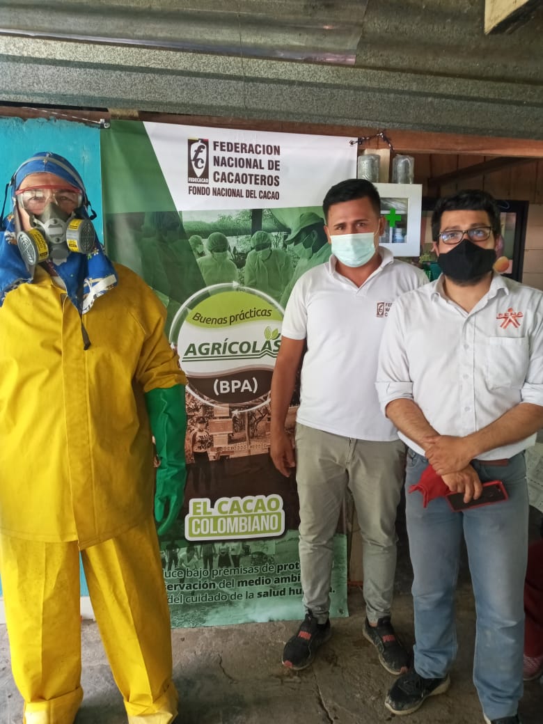 jhonfredy07's tweet photo. Hoy la unidad técnica de Yacopi @fedecacao realizo capacitación en manejo seguro de agroquimicos y calibración de equipos y asi certificar en BPA productores de cacao de Aposentos en el municipio de Yacopí con la acompañamiento de sena villeta @e_baquerocacao @EriiRamirezs https://t.co/cHMAhvZM16
