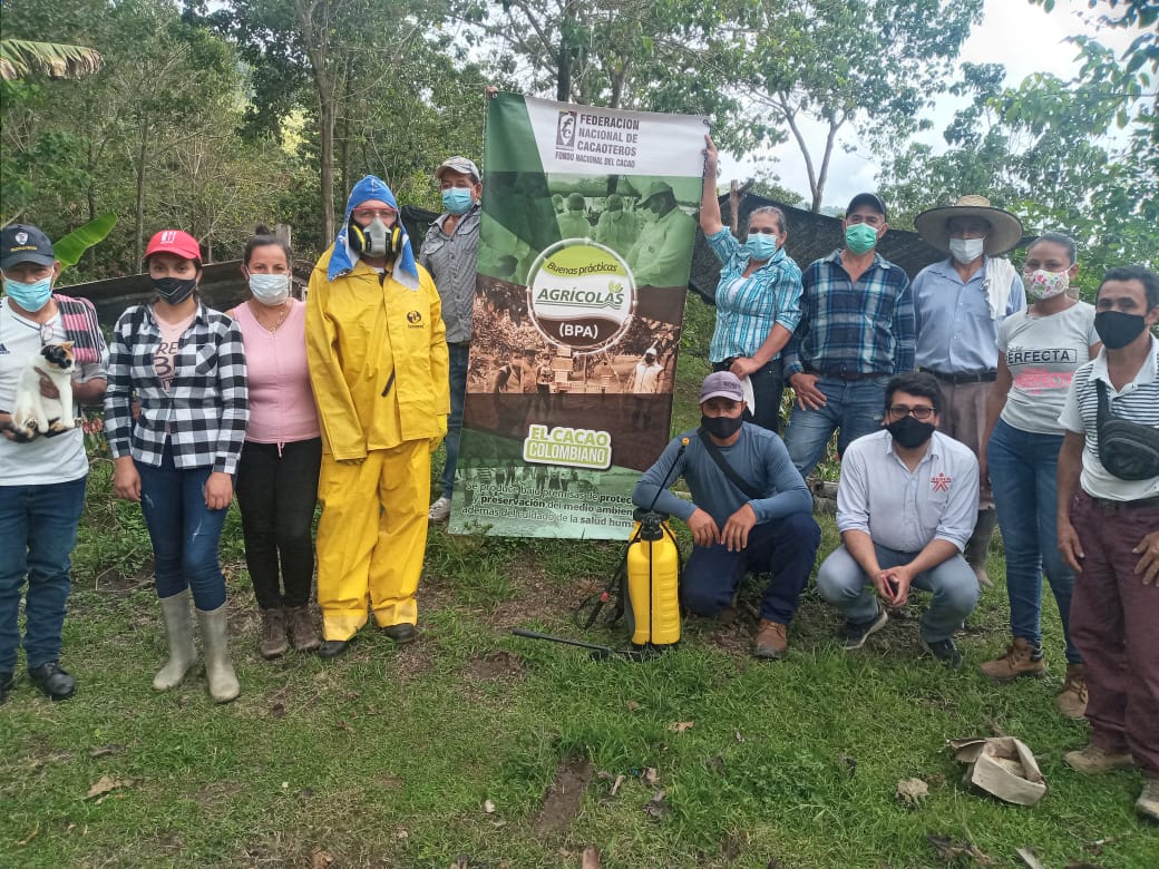 jhonfredy07's tweet photo. Hoy la unidad técnica de Yacopi @fedecacao realizo capacitación en manejo seguro de agroquimicos y calibración de equipos y asi certificar en BPA productores de cacao de Aposentos en el municipio de Yacopí con la acompañamiento de sena villeta @e_baquerocacao @EriiRamirezs https://t.co/cHMAhvZM16