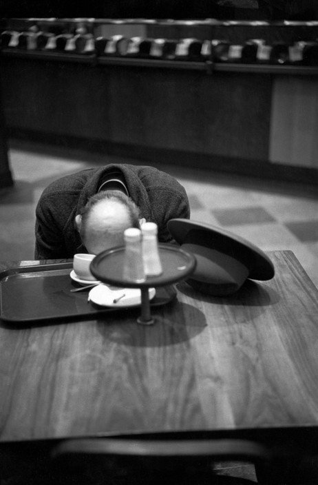 henricbresson's tweet image. #HowISolveProblems 
USA. NYC. Brooklyn. 2nd Avenue. A café. 1947