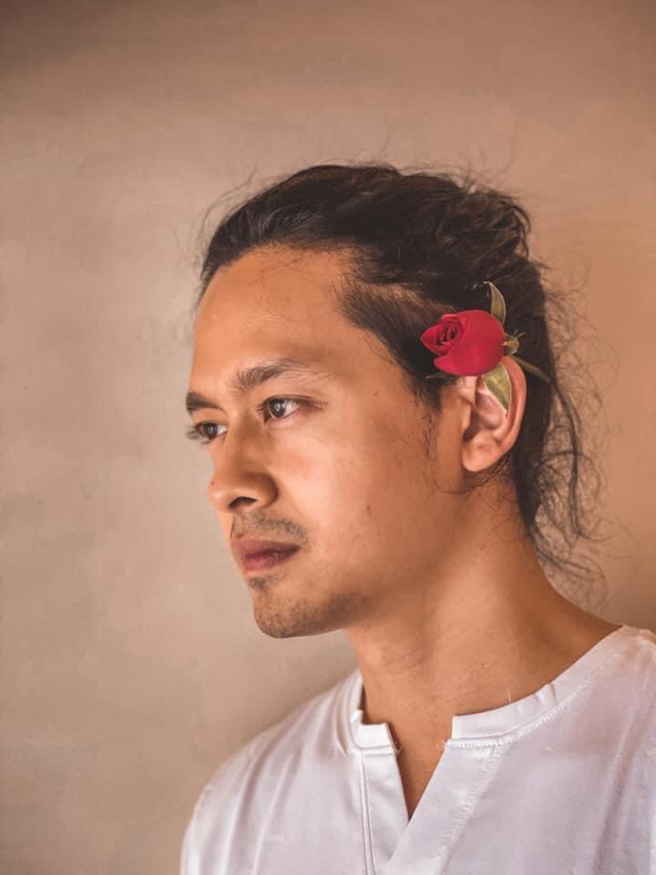 MoeNiLwin2's tweet photo. Today, on her 76th birthday, some myanmar male celebrities show their love for Daw Aung San Suu Kyi by having a flower on their head. #WhatsHappeningInMyanmar
#FlowerStrike https://t.co/ZPyB6vQFi5