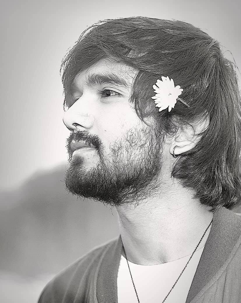 MoeNiLwin2's tweet photo. Today, on her 76th birthday, some myanmar male celebrities show their love for Daw Aung San Suu Kyi by having a flower on their head. #WhatsHappeningInMyanmar
#FlowerStrike https://t.co/ZPyB6vQFi5