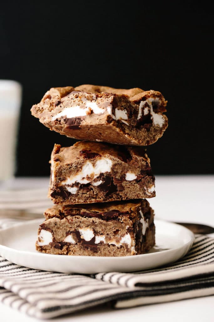BlissfulBasil's tweet photo. These #Vegan Gluten-Free S'mores Bars are a sweet summer dream. Gooey dark chocolate and chewy marshmallows are sandwiched between layers of sweet graham cracker cookie crust. https://t.co/aqCSh7lgos https://t.co/OkyHOHwQb1