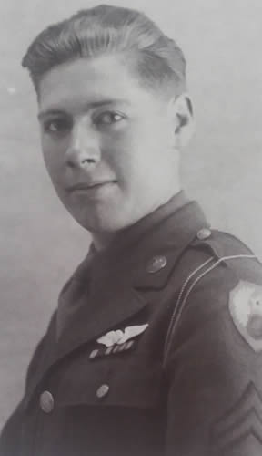 As today marks the 81st anniv. of the Appeal of June 18 by Gen. de Gaulle, in Monticello IN, WWII 🇺🇸 hero  Thomas Goffe, 98, was presented the #FrenchLegionofHonor for this service in 🇫🇷. A parachute rigger w/ the 434th Troop Carrier Grp, he was among the 1st to reach Normandy.