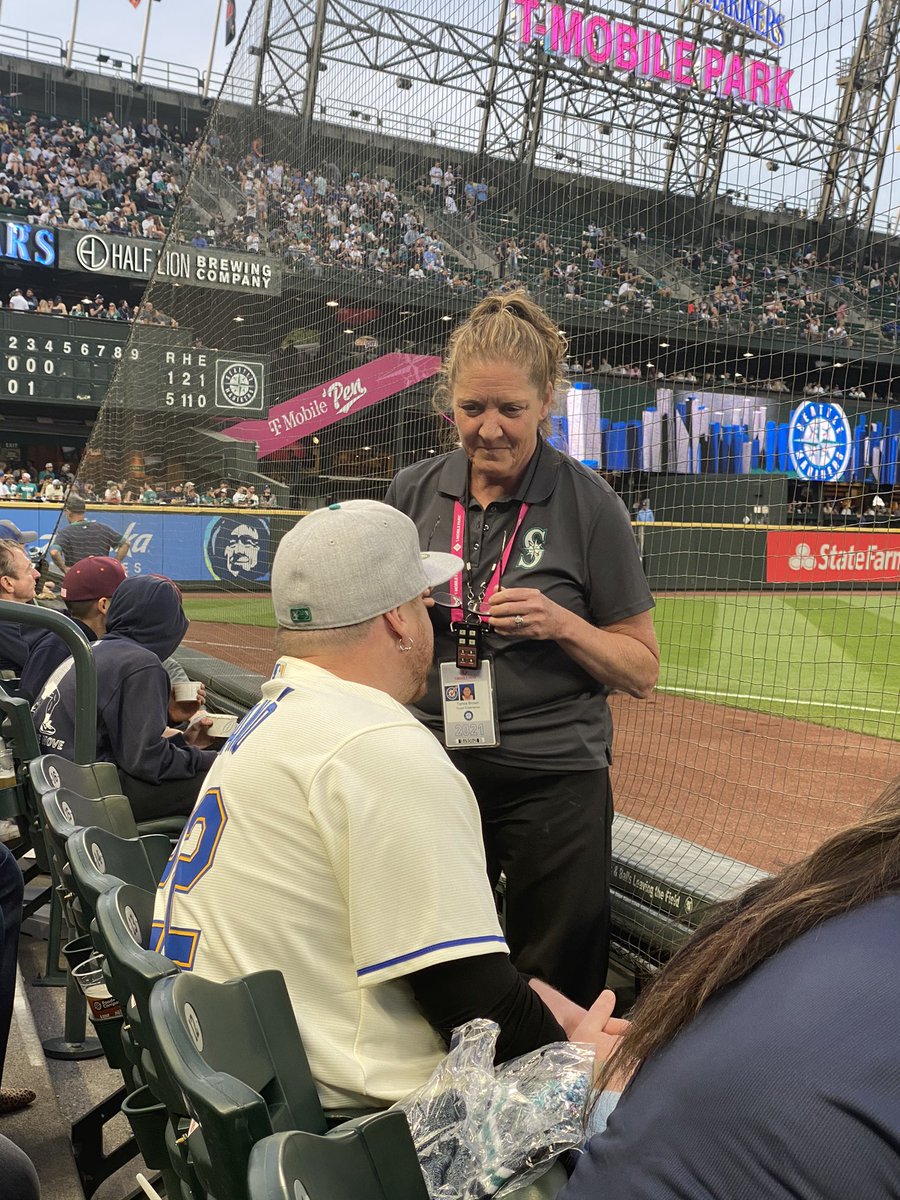 daeshikjr's tweet image. Mariners Karen came up only to me and my brother to check our tickets cause we don’t look like the 2nd row type of people. She checked no one else’s tickets and walked away disappointed when we showed our proof lmao. She went straight to her boss and told him “they’re good”