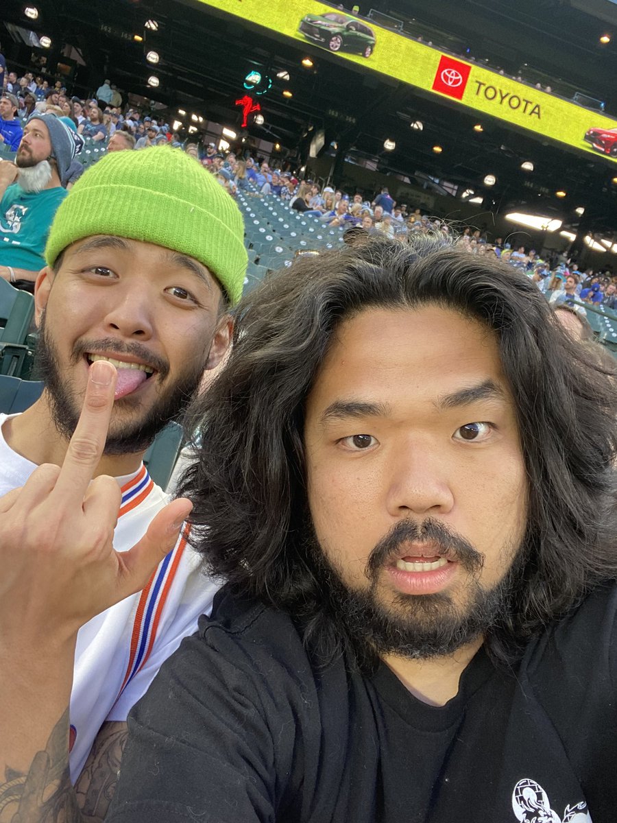 daeshikjr's tweet image. Mariners Karen came up only to me and my brother to check our tickets cause we don’t look like the 2nd row type of people. She checked no one else’s tickets and walked away disappointed when we showed our proof lmao. She went straight to her boss and told him “they’re good”