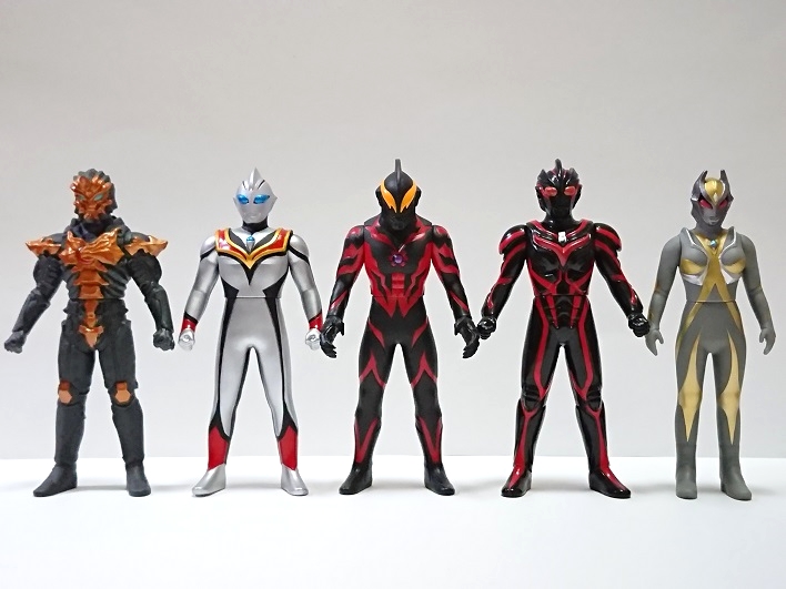 まなしな ダクヒ発表から早数年 ジャグラスジャグラー イーヴィルティガ ウルトラマンベリアル ダークザギ そしてカミーラ ダークネスヒールズ5人が遂にソフビで集結